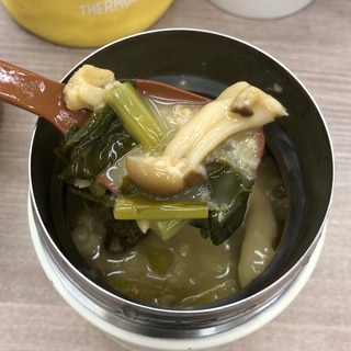 小松菜とたもぎ茸のコンソメ　オートミール